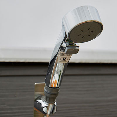 手元でオンオフが可能な止水ボタンがある　シャワーヘッド付き混合水栓 シャワーヘッド拡大