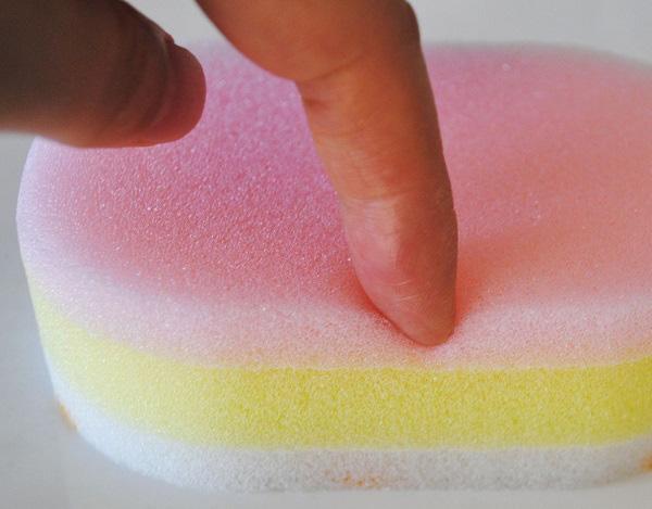 指でスポンジを押したときに数ミリ沈む程度